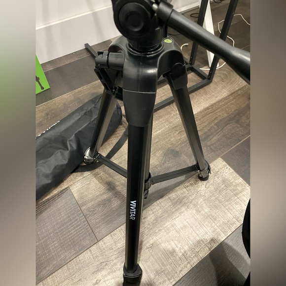 Vivitar 67" photo/video adjustable tripod, Vivitar 67" adj tripod - Picture 3 of 11